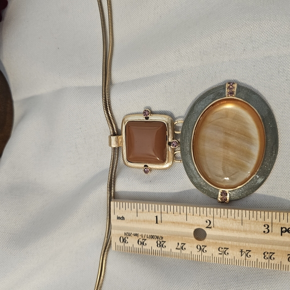 Vintage Gold and Brown Pendant Necklace - Picture 3 of 11